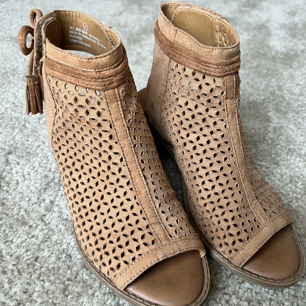 Justice! Perforated Heeled Bootie Sandals - Picture 3 of 8